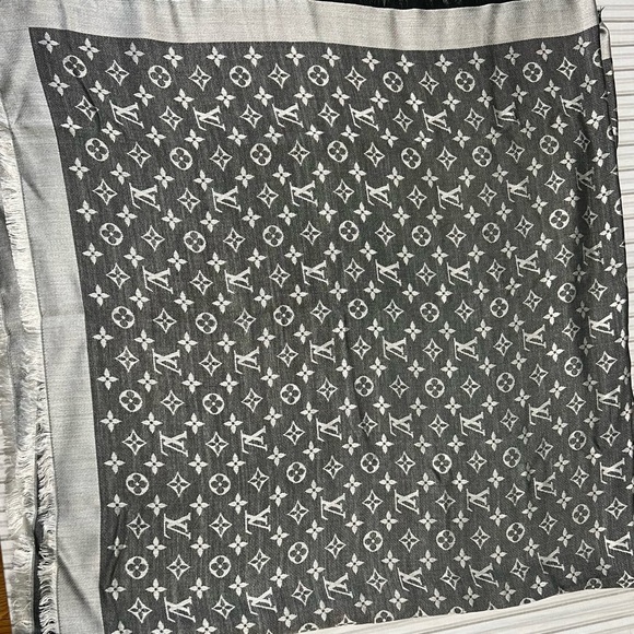 Louis Vuitton shawl - Picture 2 of 4